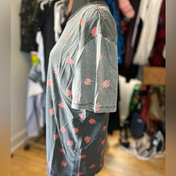 Men's T-Shirt w/ Roses - Small - Picture 3 of 5